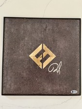 Album firmato Dave Grohl Foo Fighters in cemento e oro