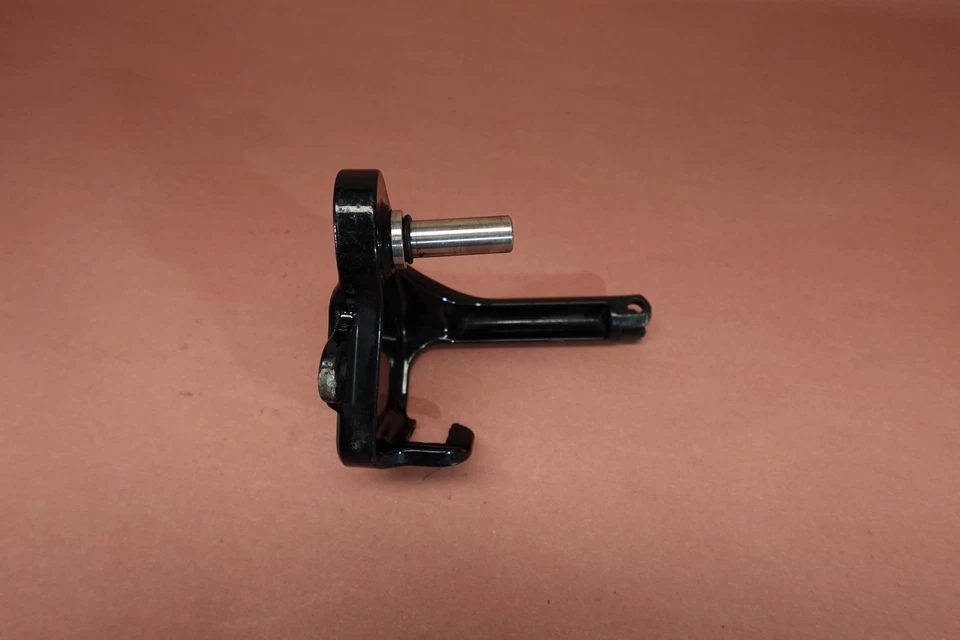 2009-2011 Harley Davidson Rocker C FXCWC передний правый ножной кронштейн крепление - Изображение 4 из 4