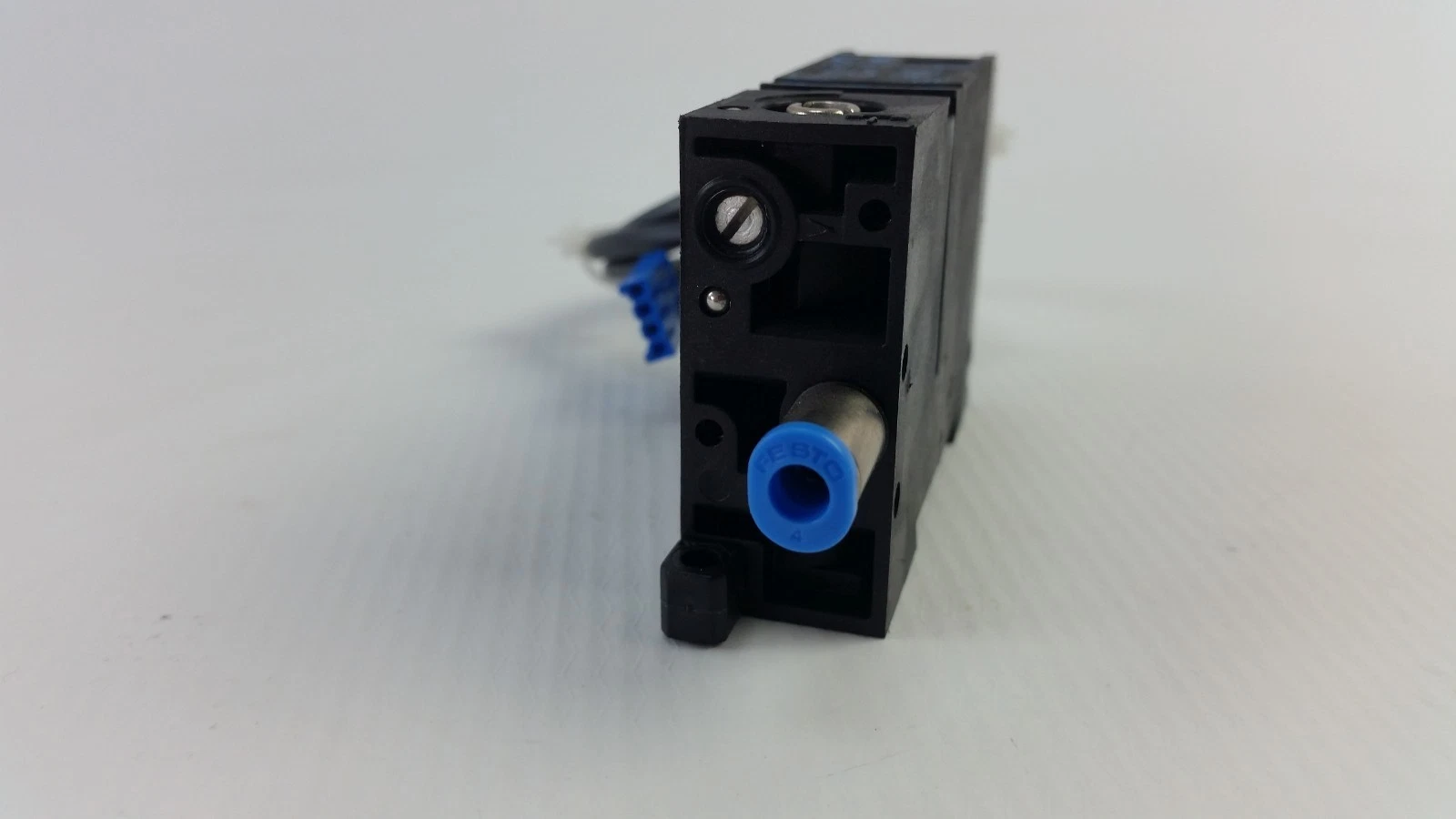 End view of the Festo PEV-W-KL-LED-GH switch with M5 port fitting