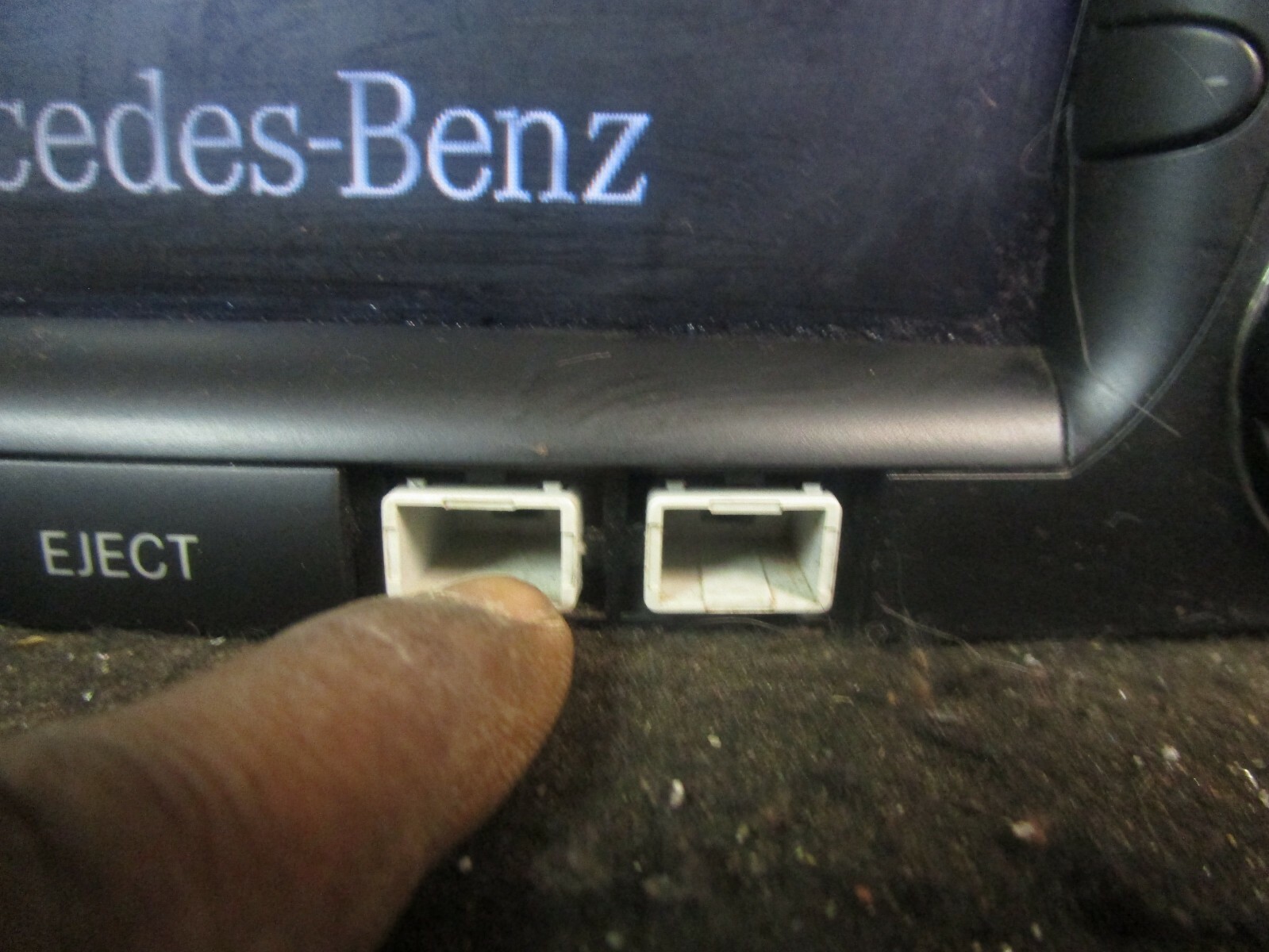 0608 Mercedes E320 Radio CD Navigation Display Screen Control Panel