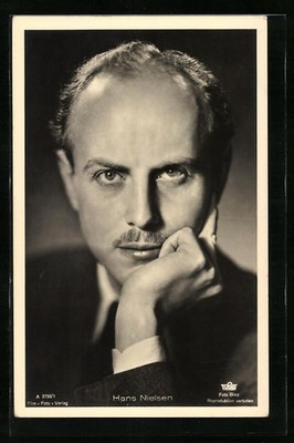 Ansichtskarte Schauspieler Hans Nielsen mit der Hand im Gesicht 