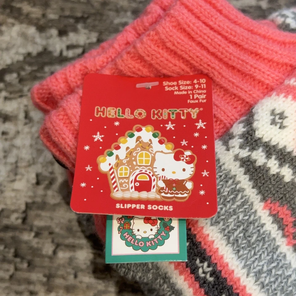 Hello Kitty 拖鞋袜尺寸 4-10 粉色灰色冬季人造毛皮礼物舒适柔软全新带标签 — 第 2/4 张图片