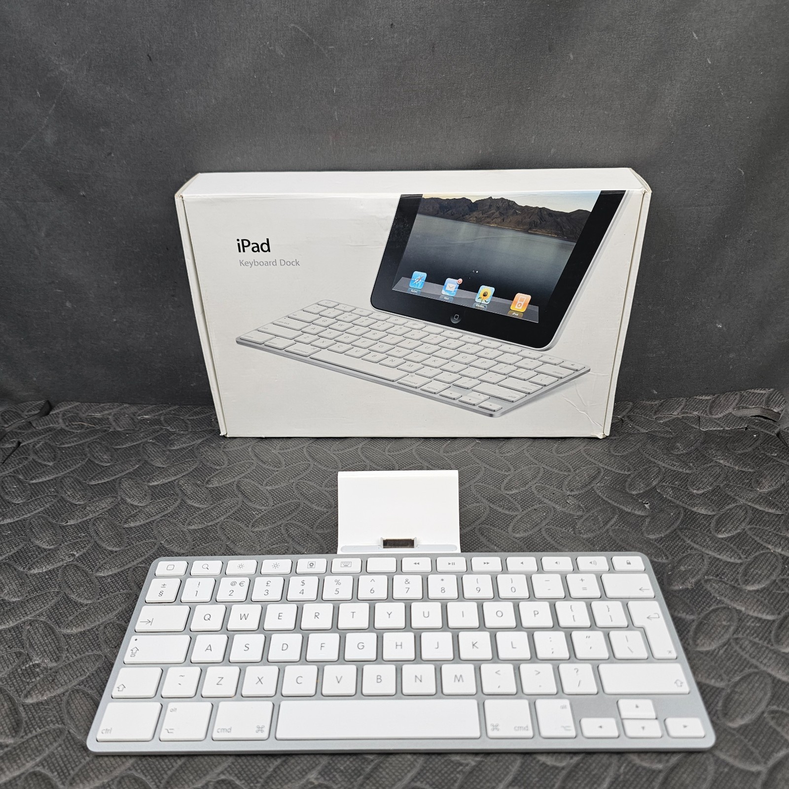 Apple iPad Keyboard Dock Model A1359 Compatible w/ iPad Silver - Dock Only