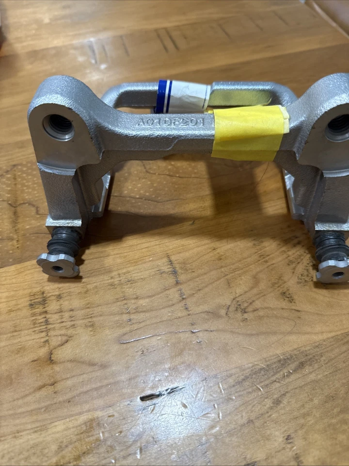 Soporte adaptador pinza de freno de disco Mopar genuino OEM 68412365AC 2019 Ram 1500 Foto 3 de 3