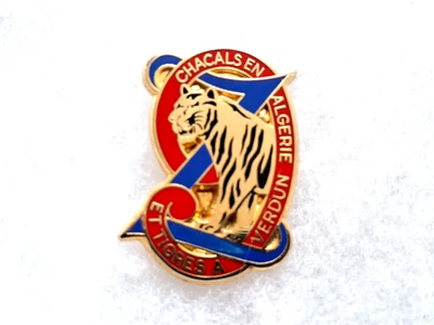 Un insigne militaire " 9° Régiment de Zouaves ". - Photo 1/2