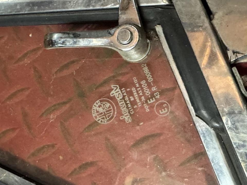 🔥1981-92 Alfa Romeo Spider Quad Veloce Front Right Door window Vent Glass Latch - Image 3 of 4