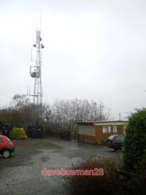 FOTO TELEFONMAST IN CEFN-GORWYDD DIESER MAST LIEGT DIREKT AUSSERHALB DER GRENZEN DES