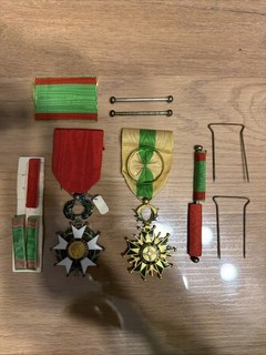 Lot De Medailles République Française Et Niger Avec Accessoires