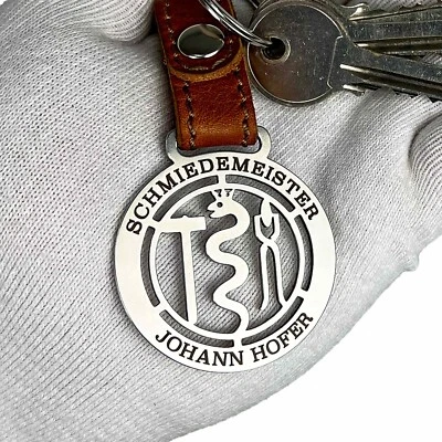 STEELMONKS Zunftzeichen Schmiede Schlüsselanhänger mit Text — Geschenk mit Gravur