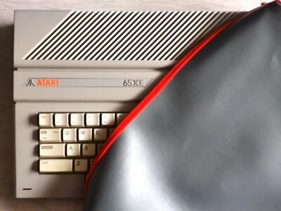 RETRO READY ATARI 800XE/65XE/130XE - CUBIERTA ANTIPOLVO GRIS IMITACIÓN CUERO - ELEGANTE