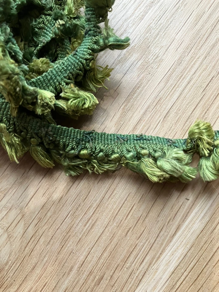 Borde de flecos festoneados verdes vintage con borlas - 50" de largo - 1" de profundidad Foto 3 de 3