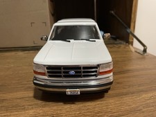 1993 Ford Bronco XLT Oxford White Artisan Collection in 1:18 Scale by Greenlight