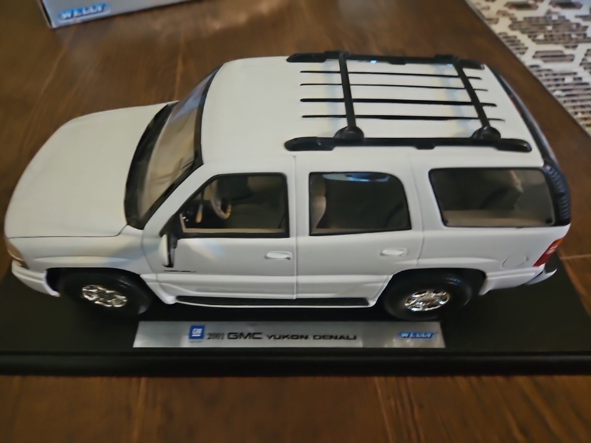 Welly GMC Yukon Denali White 1/18 Diecast Model Four Door SUV RARE