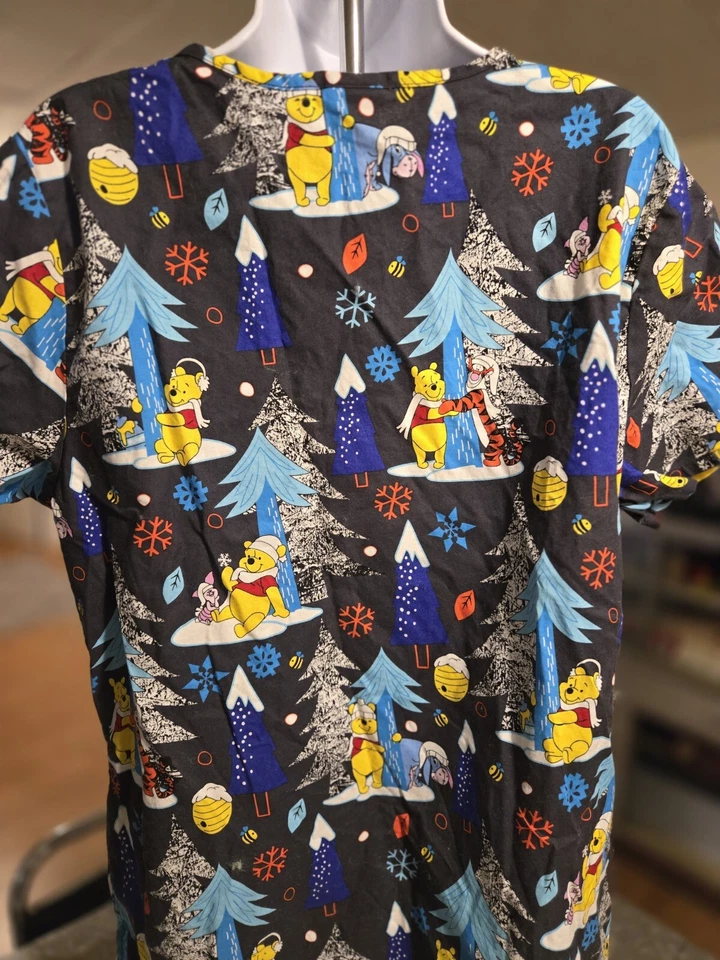 Blusa Médica Grande Para Mujer Disney Navidad Winnie The Pooh Foto 2 de 3