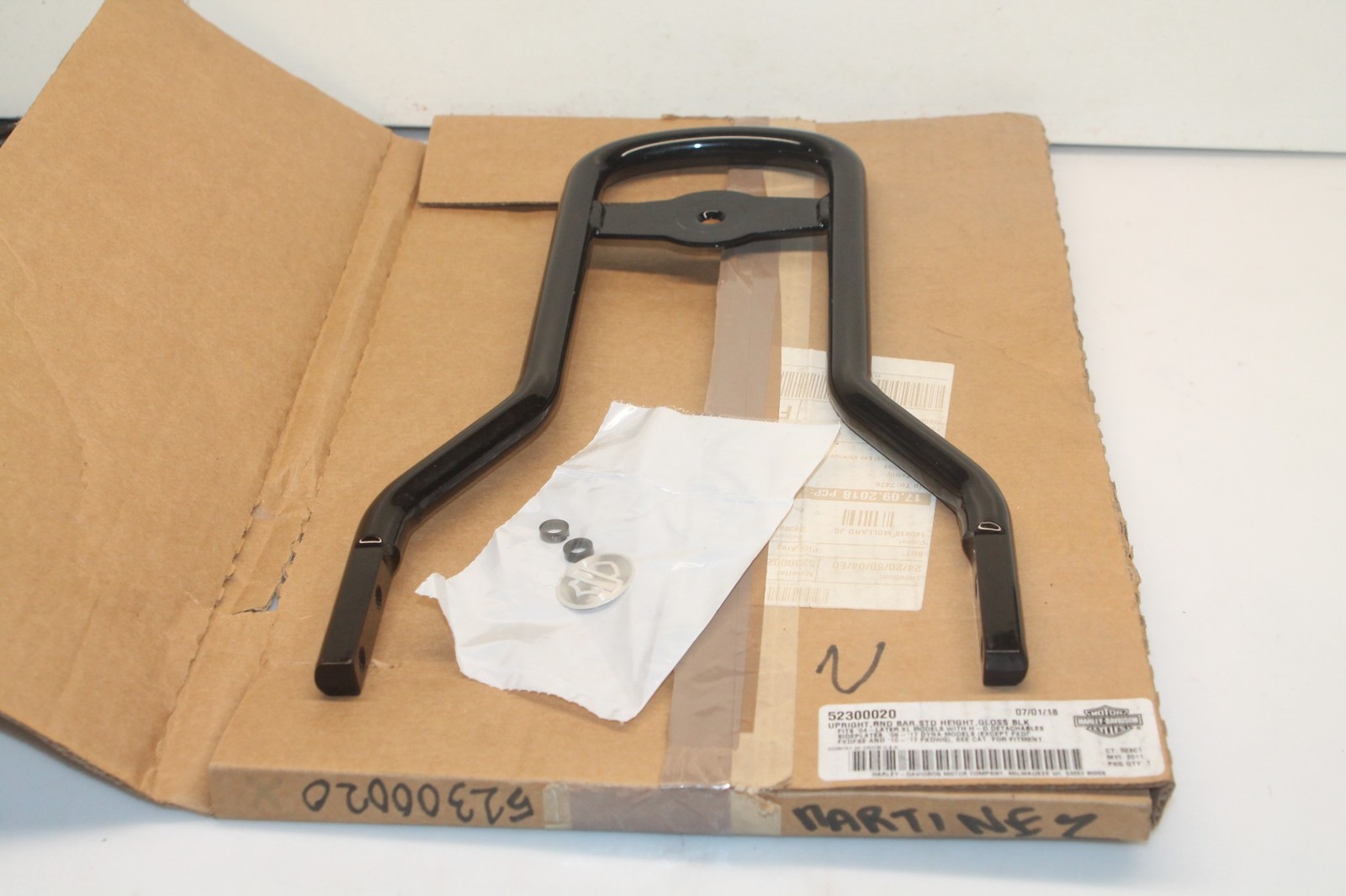 Montant sissy-bar noir de voyage pour Harley Davidson Softail idéal pour les longs road trips
