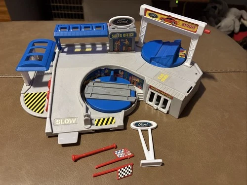 Vintage Hot Wheels World Ford Dealership Playset Track Set