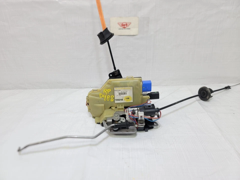 Actuador de cierre de puerta delantero derecho pasajero Audi A8 Quattro 2004-2008 OEM Foto 2 de 4