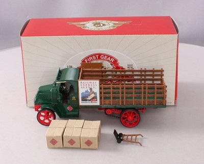 First Gear 19-3631 1:34 Scale Railway Express Agency Mack AC Bulldog Stake Truck