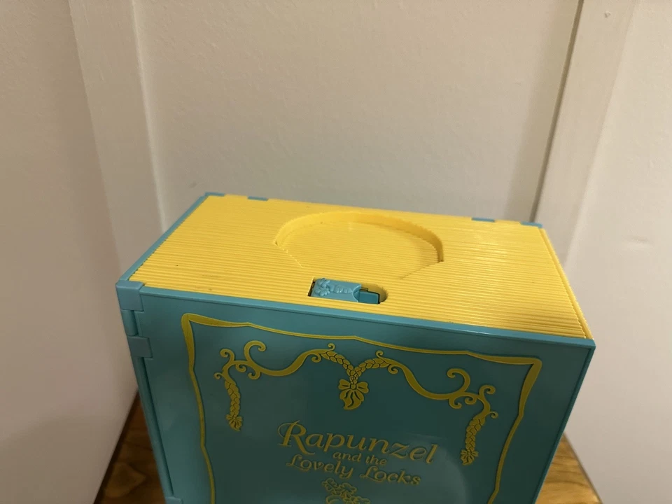 Raro juego de libros de juguete Little Tikes Rapunzel And The Lovely Locks  Foto 4 de 4