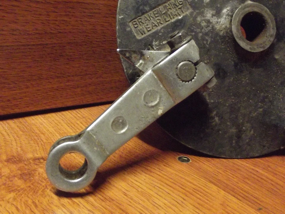 1983 DR 250 Suzuki Rear Brake Plate *B10b Foto 2 de 4