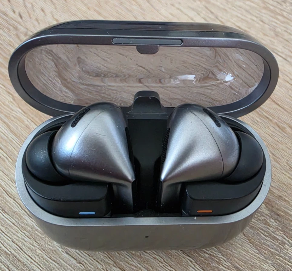 Samsung Galaxy Buds 3 Pro en su caja original con accesorios, usado pero EXCELENTE