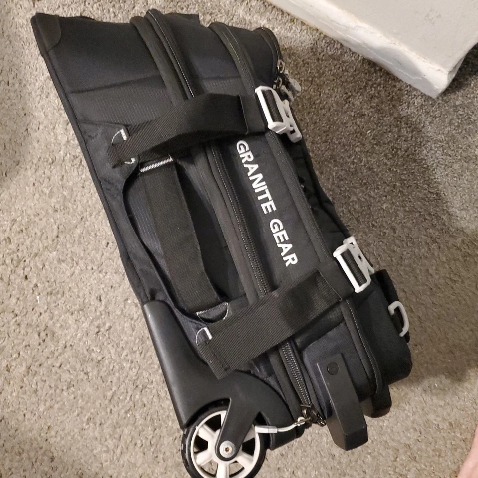 Maleta con ruedas Granite Gear Cross Trek Barrier excelente apenas usada 22" X 15" Foto 4 de 4