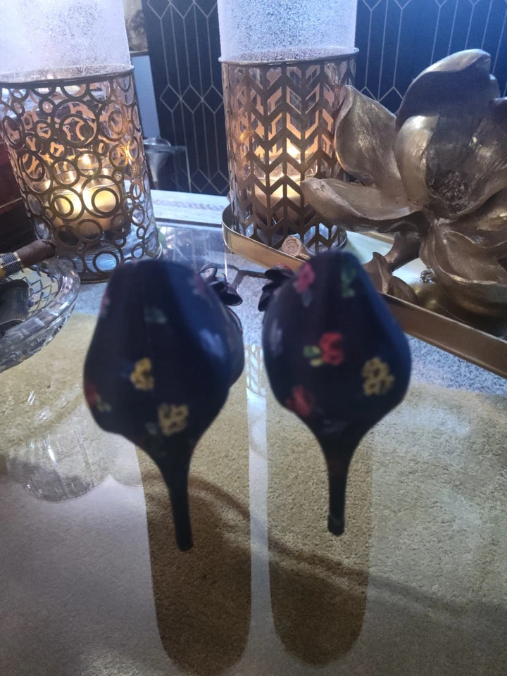 Zapatos de tacón Betsey Johnson Bret clásicos tacón delgado negro lazo floral talla 71/2 Foto 3 de 4