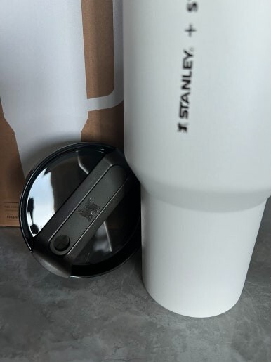 STARBUCKS Korea 2024 White Stanley Quencher Handle Tumbler 40oz