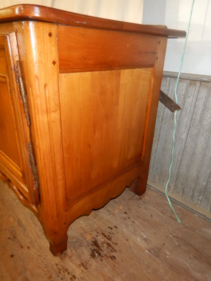 Enorme aparador de campo francés de nogal de 10' de largo  Foto 4 de 4