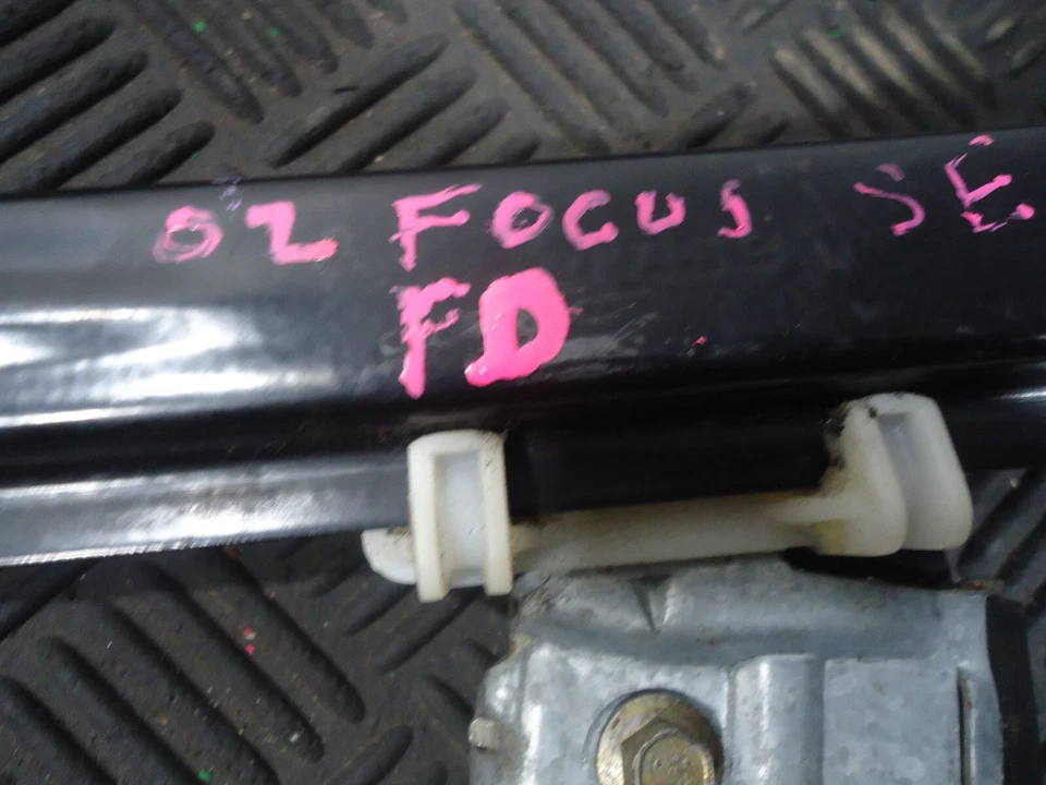 2002 FORD FOCUS SE СЕДАН ПЕРЕДНИЙ ЛЕВЫЙ РЕГУЛЯТОР СТЕКЛОПОДЪЕМНИКА С ДВИГАТЕЛЕМ - Изображение 2 из 4