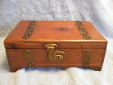 😊 VINTAGE MINIATURE STEAMER TRUNK  STYLE SMALL WOOD CHEST TRINKET BOX NTD 3PT8