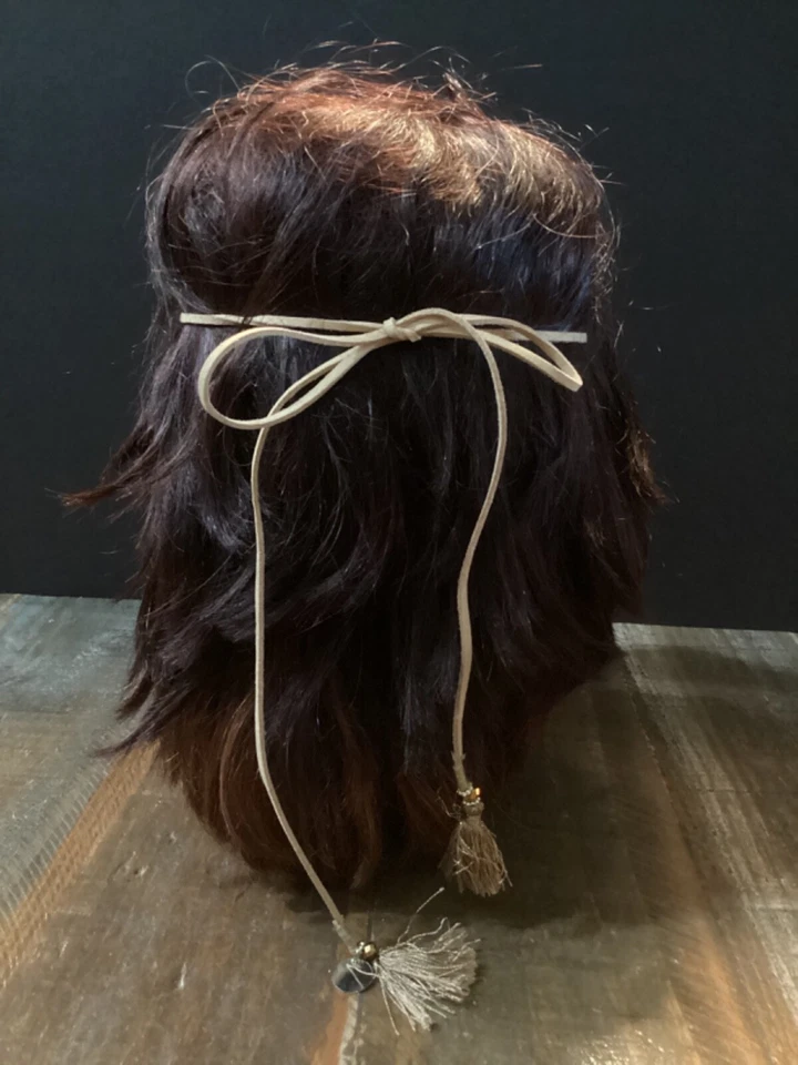 Diadema Deepa Gurnani dorada con cuentas boho hippy corbata de cuero con borlas Foto 4 de 4