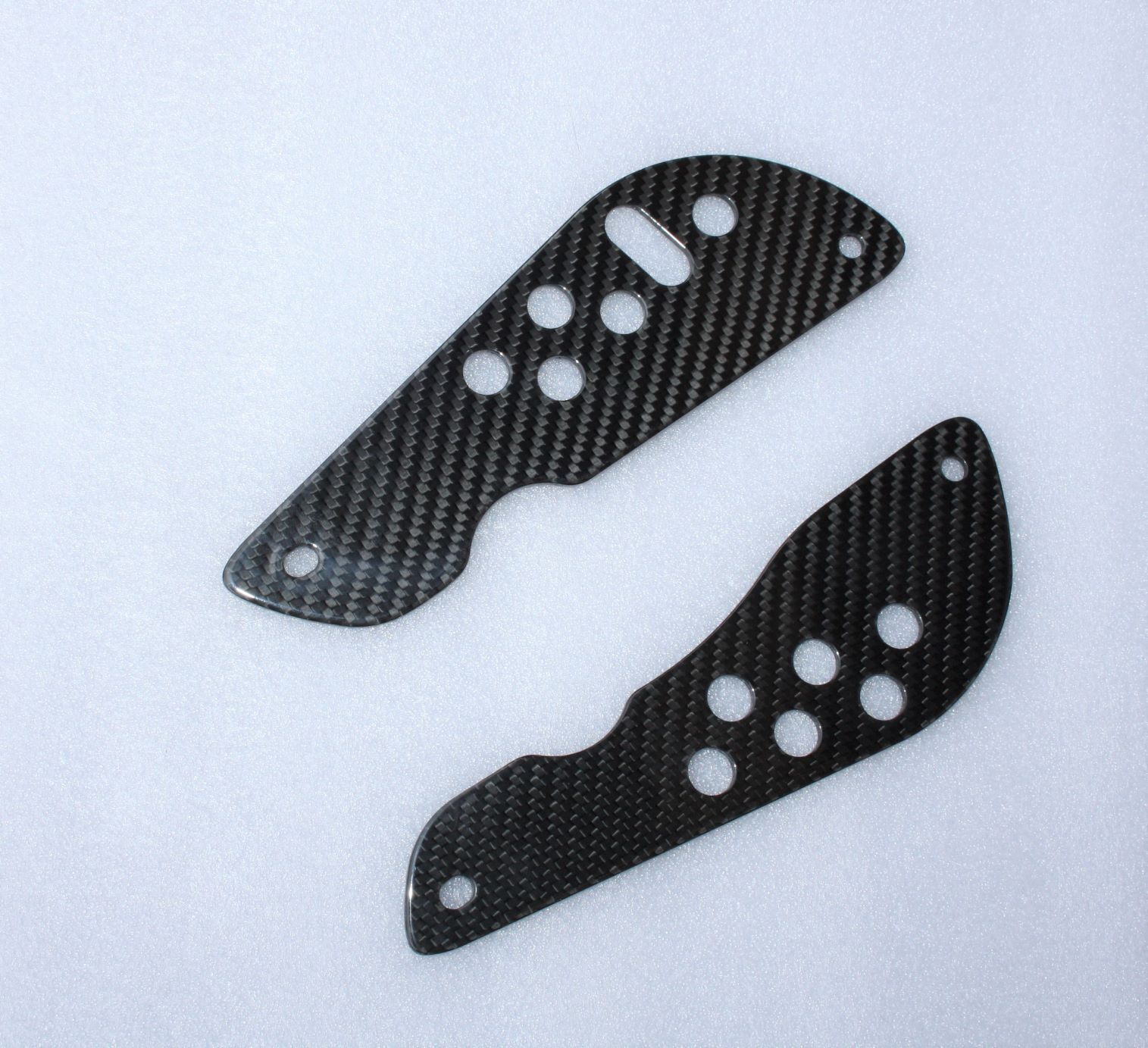 Caches bas moteur Triumph Scrambler 1200 carbone tressé finition brillante