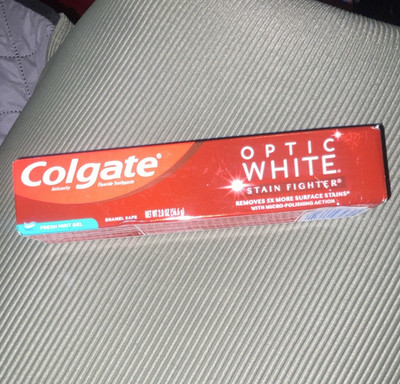Colgate Optic White Stain Fighter Fluoride Toothpaste Fresh Mint 2 oz