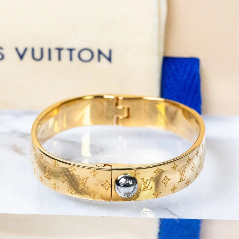 Pulseira LOUIS VUITTON com punho de nanograma tom dourado M00251 tamanho P 16cm autêntica[S] - Imagem 4 de 4