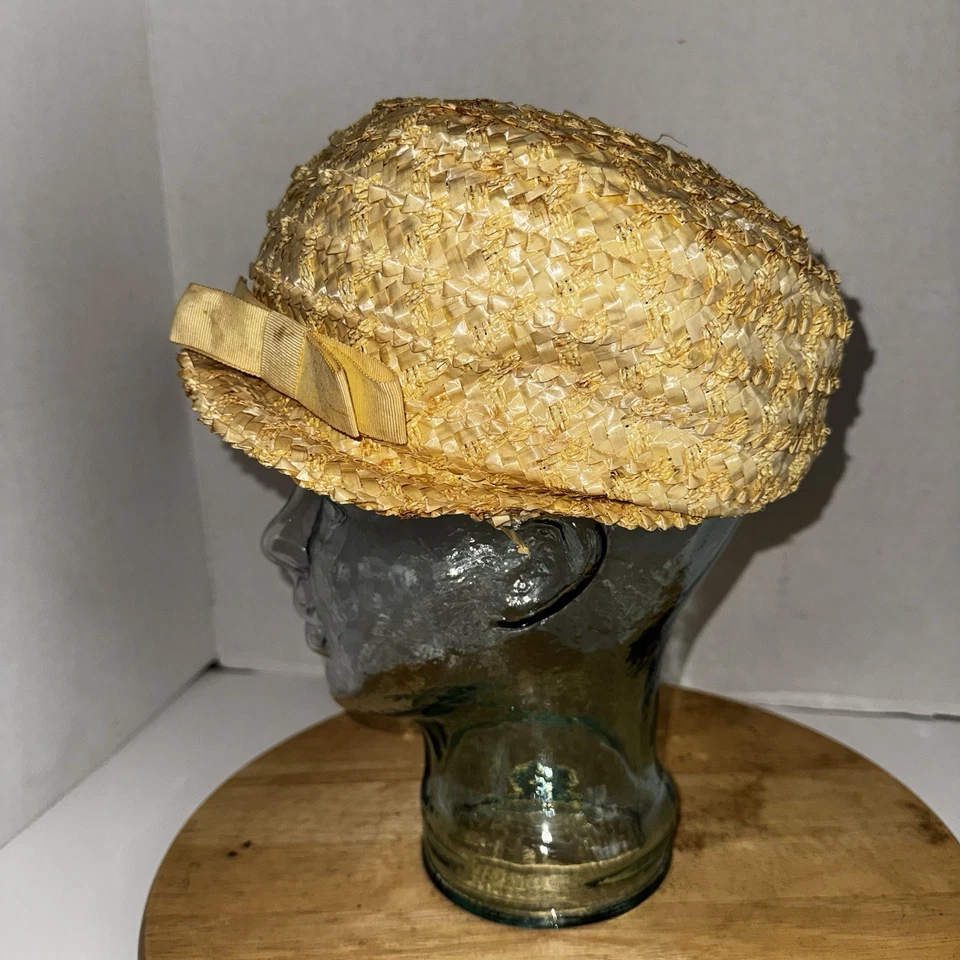 Sombrero pastillero de paja vintage de los años 50 hecho en la Unión con ala corta y lazo gorra amarilla EE. UU. Foto 3 de 4