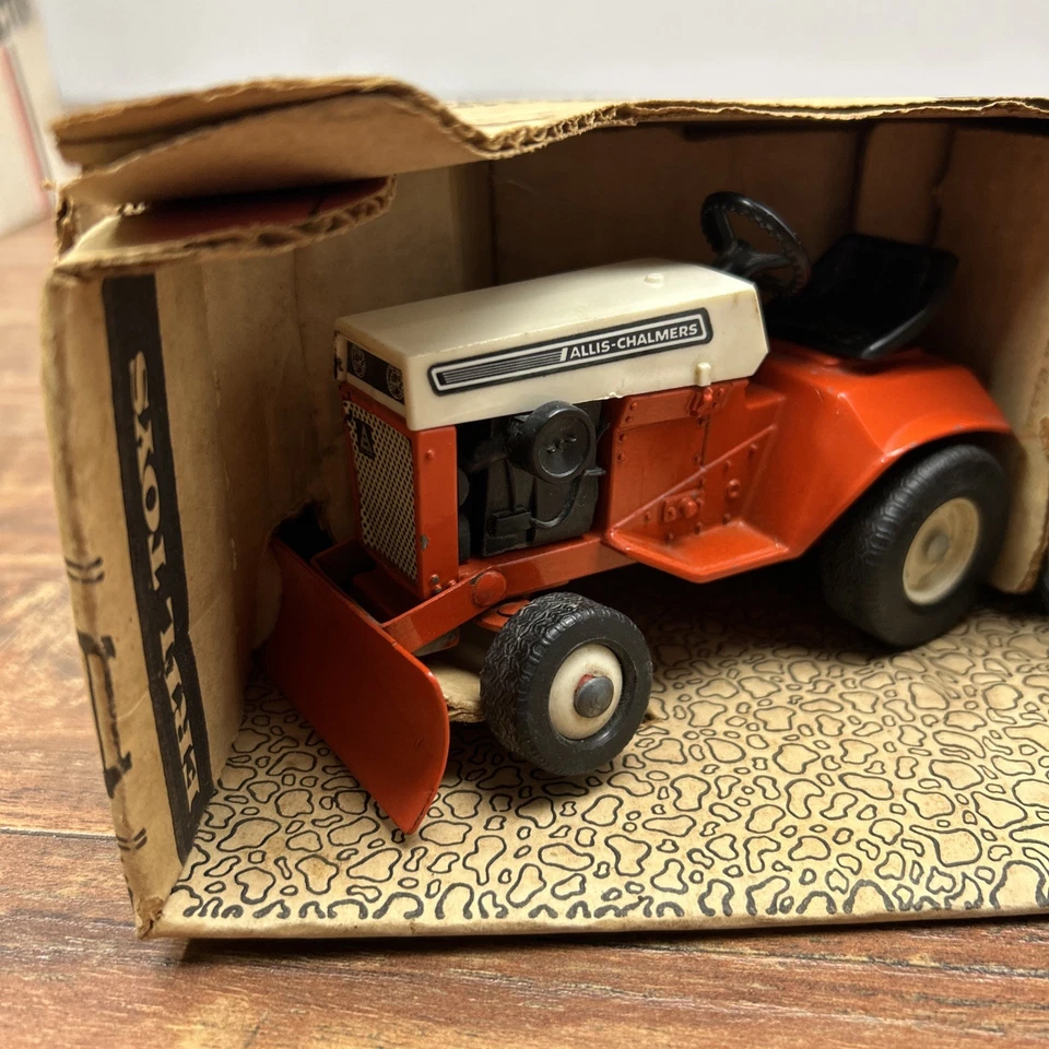 1972 Ertl 1:16 Scale Allis Chalmers 312-H Lawn & Garden Tractor Set #151, in Box - Image 2 of 4