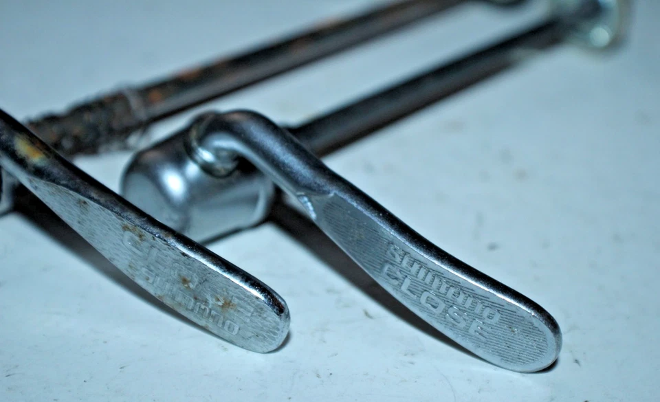 Juego de pinchos de liberación rápida para rueda de bicicleta Shimano MTB 100/135 mm QR Silver Gravel Café ~ Foto 3 de 4