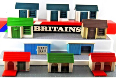 Diverse 1:32 BRITAINS FARM HÜHNERSTALL HUNDEHÜTTE KANINCHENSTALL Gebäude Mix Posten