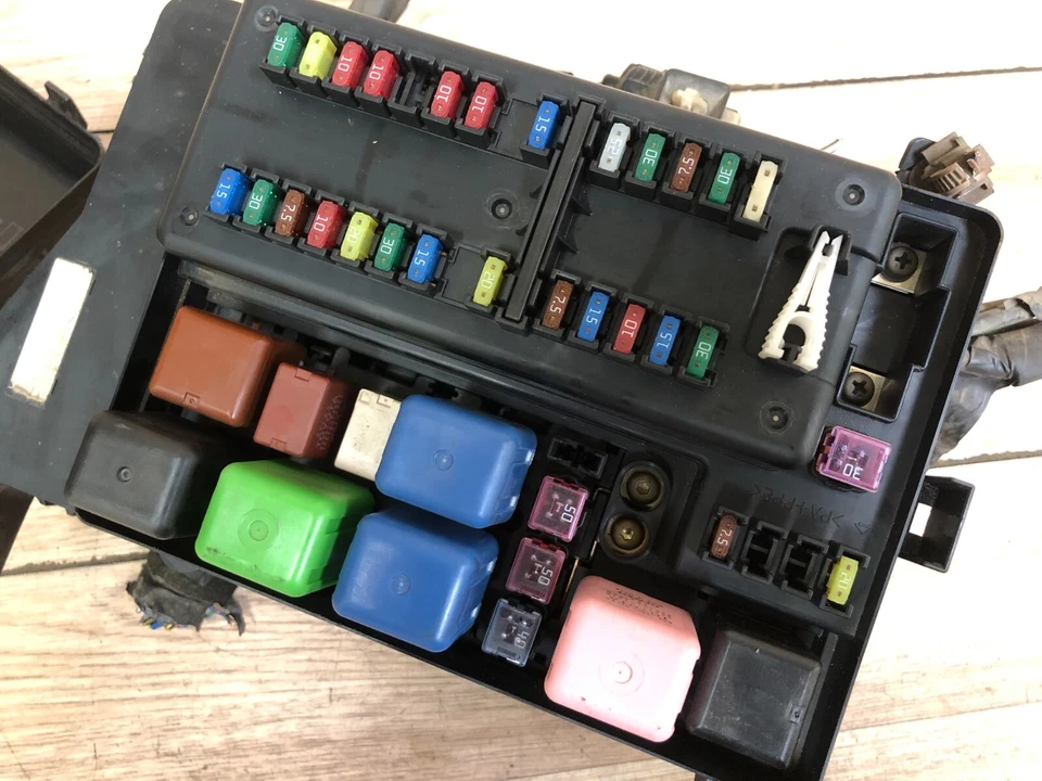 LEXUS LX470 OEM CAJA DE FUSIBLES DELANTERA DEBAJO DEL CAPÓ FUSIBLES RELÉ SOPORTE DE UNIÓN 03-07 Foto 2 de 4