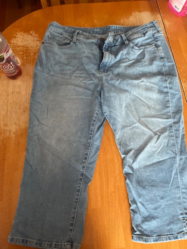 St. John's Bay Stretch Medium Wash Blue Denim Capri Cropped Jeans 18 (36 x 23)