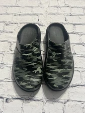 Oofos OoCloog Limited Camo Clogs Size Women’s 9/EURO 40