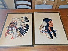 PAAR VINTAGE EINHEIMISCHE INDISCHE BESTICKTE COLLAGE GERAHMTE BILDER / CHIEF & SQUAW
