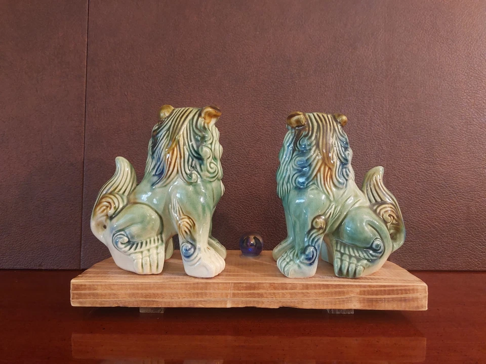 Par de Foo Dogs vintage de cerámica/porcelana esmaltada en detalles verde jade y ocre Foto 4 de 4