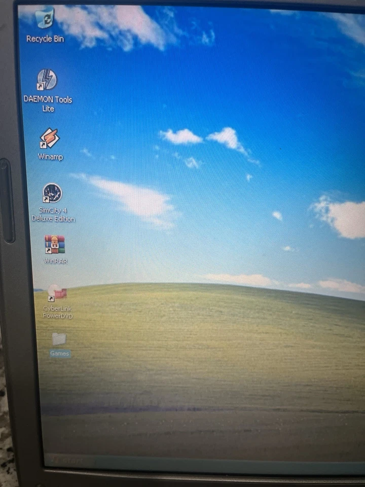 Portátil retro para juegos Dell Windows XP - 32 juegos, Halo, GTA Vice City, Doom, Quake Foto 3 de 4