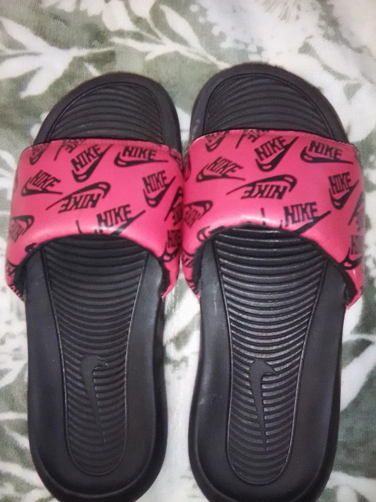 Sandali slide uomo Nike Victori One stampa rosso nero taglie Asst nuovi con etichette CN9678 601