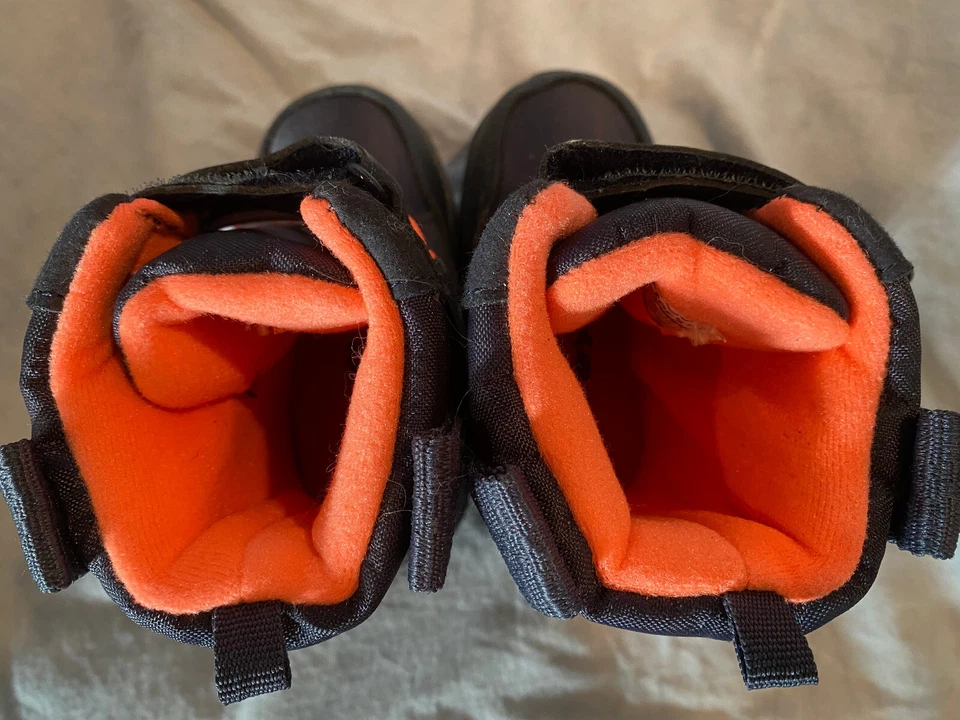 Botas de nieve Carter's talla 5 para niños pequeños negras y naranjas - sin etiquetas, nunca usadas Foto 4 de 4