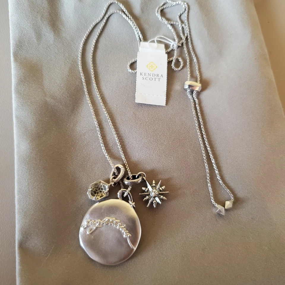 Collar Kendra Scott Sagitario Charm Foto 3 de 4