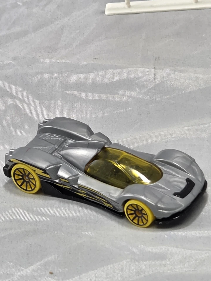 Mattel Hot Wheels Teegray Silver Yellow 1:64 Die Cast Car RO943 - Image 2 of 4