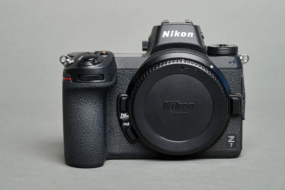 Nikon Z7 45,7MP, in org. Verp. plus org. BatterieGriff MB N10 + Small Rig Cage